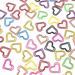 Vista detallada de clips de papel coloridos en forma de corazón, marcapáginas de metal.