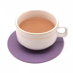 Posavasos de cuero morado minimalista con taza de té de cerámica vista de detalle elegante.