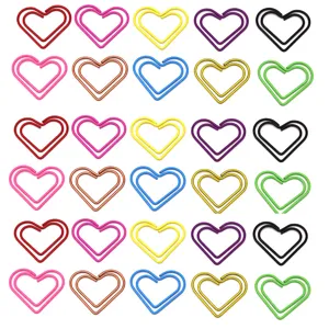Primer plano detallado de clips de papel metálicos en forma de corazón, diseño ordenado.