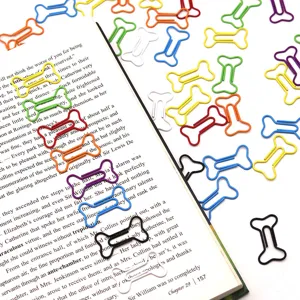 Close-up detail van kleurrijke botvormige metalen paperclips, creatieve kantoorboekjes.