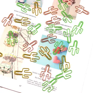 Vue detaillee de jolis trombones en metal en forme de cactus colores pour papeterie de bureau.