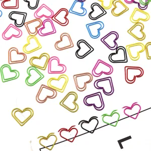 Pequeños clips metálicos de colores en forma de corazón, vista macro detallada para oficina.