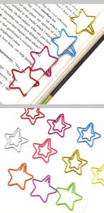 Gros plan de trombones métalliques colorés en forme d'étoile, jolis marque-pages créatifs.