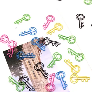 Kleurrijke sleutelvormige metalen paperclips, schattige kantoorartikelen voor documentbeheer.
