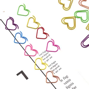 Detalle de clips de papel coloridos en forma de corazón, marcapáginas de metal para oficina.