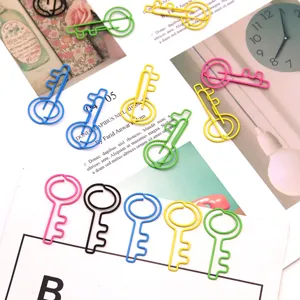 Leuke kleurrijke sleutelvormige metalen paperclips voor kantoorartikelen en documenten.