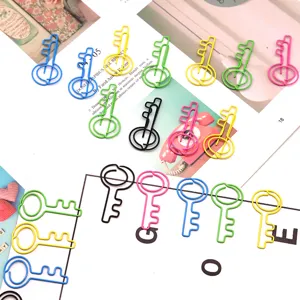 Kleurrijke sleutelvormige metalen paperclips voor kantoordocumenten en ordening.