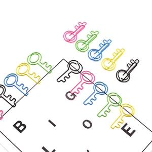 Detail van metalen gekleurde paperclips in sleutelvorm, schattige briefpapier kantoorclips.