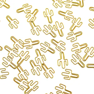 Gros plan de trombones cactus dorés dispersés sur fond blanc, détail de papeterie métallique.