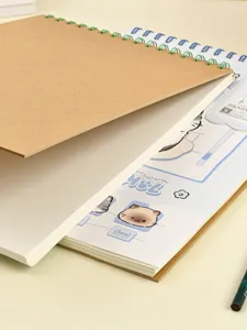 Detailansicht des A4 Spiral-Skizzenbuchs, Kraftpapierumschlag mit niedlicher Katze und Karo.