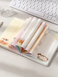 Primo piano di diario gatto carino con pagine interne colorate e layout pratico utile.