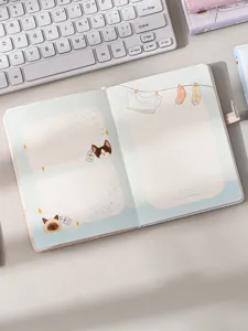 Primo piano dettagliato della pagina interna del taccuino illustrato con gatti carini.