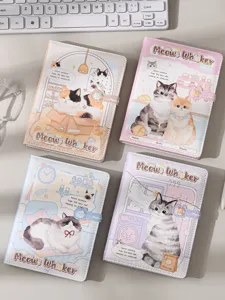 Dettaglio di simpatici quaderni di gatti, copertina in pelle magnetica con pagine colorate.