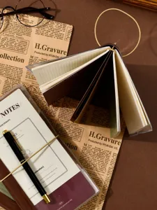 Reise Notizbuch Planer Organizer mit mehreren Fächern und Akkordeon Fächern für Notizen.