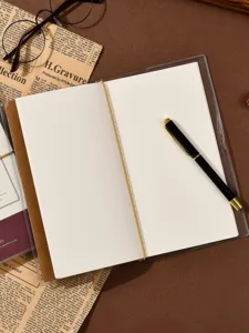 Reise-Notizbuch Planer mit klarem PVC-Einband und schwarzem Stift, Vintage-Flachbild.