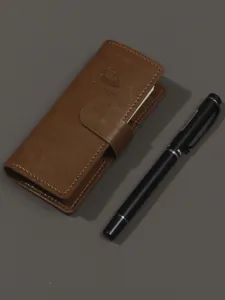 Carnet de notes de poche en cuir PU marron avec motif de chat en relief élégant.
