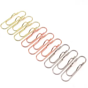 Primo piano dettagliato di graffette e portapenne metallici multifunzionali in vari colori metallizzati.