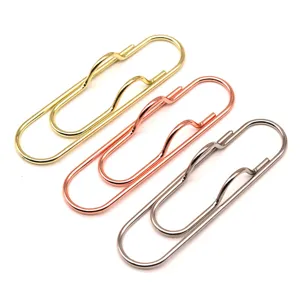 Vista dettagliata fermagli e porta penne in metallo creativo in finitura oro, oro rosa e argento.