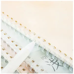 Nahaufnahme der Kunststoff-Spiralbindung und hochwertigem Papier für Notizbücher und Planer.
