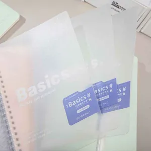 Close-up van mat doorschijnend zacht spiraalnotitieboekje, rasterdagboek voor studenten.