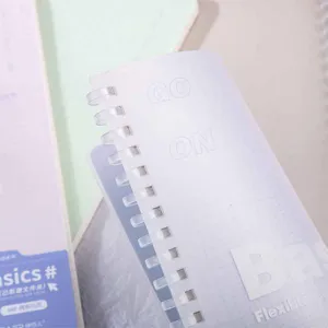 Gedetailleerd overzicht van spiraalnotitieboekje met doorzichtige matte omslag en ruitjespagina's.