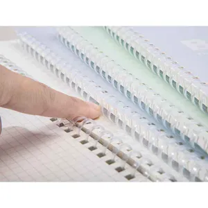 Detailweergave van zacht spiralannotatieboek, flexibele kunststof spiraal met ruitjespapier.