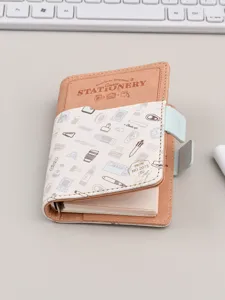 Dettaglio agenda anelli in pelle A6, simpatico design stampa cancelleria con chiusura magnetica.