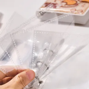 Gros plan sur les pages intérieures de classeur transparentes, détails des poches en plastique.