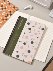 Quaderno A5 floreale estetico con pagine rigate, ideale per studenti, diario e appunti quotidiani.