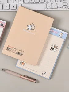 Primer plano de un bloc de notas B6 lindo con líneas y encantadoras ilustraciones de mascotas.
