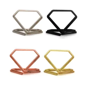 Gedetailleerd overzicht van diamantvormige metalen memo-houder, stijlvolle fotoclips.