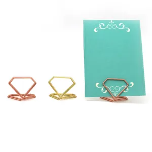 Diamantvormige metalen memo clip voor tafelnummers en foto's gedetailleerde weergave.