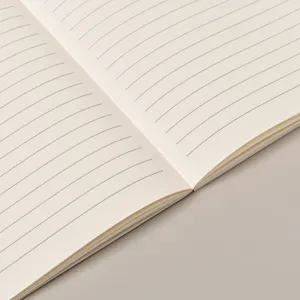 Quaderno rigato A5 con carta crema, ideale per ufficio, scuola e scrittura quotidiana.