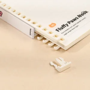 Quaderno A5 a fogli mobili tema Fluffy Paws con clip di rilegatura staccabili bianche