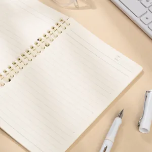 Taccuino a spirale A5 crema minimalista con pagine a righe per studenti e ufficio