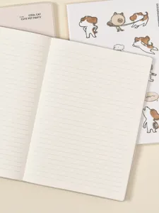 Gros plan d'un carnet ligné ouvert avec une couverture transparente et des pages de papier propres.