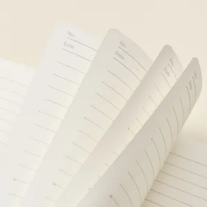 Carnet ligné minimaliste avec champ de date, design de papier propre pour étudiants.