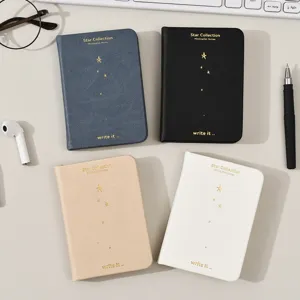 Set de cuatro mini cuadernos con diseños minimalistas de constelaciones doradas para notas.