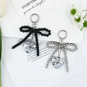 Elegante portachiavi con fiocco di perline e ciondolo a cuore in nero e argento