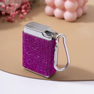 Detailopname van paarse stras-sigarettenkoker met een zilveren metalen karabijn