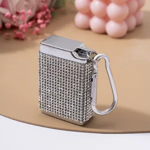 Detailweergave van een luxe draagbare sigarettenkoker met strassteentjes en haakje