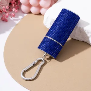Nahaufnahme eines funkelnden blauen Strass-Taschenaschenbechers mit Schlüsselanhänger.