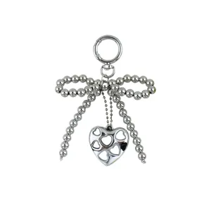 Portachiavi chic con fiocco di perline d'argento e ciondolo a cuore per la borsa