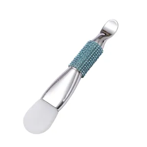 Dettaglio pennello maschera in silicone a doppia punta con manico in strass blu brillante