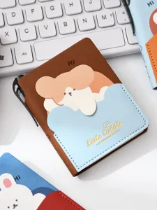 Detalle de cuaderno de bolsillo portátil, mini diario de cuero PU con diseño de perro y funda.