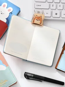 Primer plano detallado de las páginas interiores del cuaderno de bolsillo con marcapáginas.