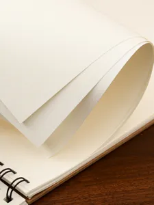 Gros plan détaillé de papier à dessin texturé crème, texture de papier artistique.