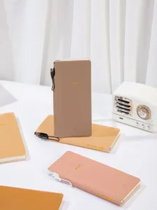 Eleganti quaderni B5 sottili nei toni della terra con motivo avocado e oro.