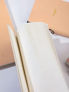 Dettaglio macro che mostra i bordi spessi della carta bianco crema di un quaderno B5