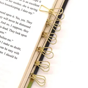 Ensemble de mini pinces à papier dorées en forme de poisson pour livre et document.